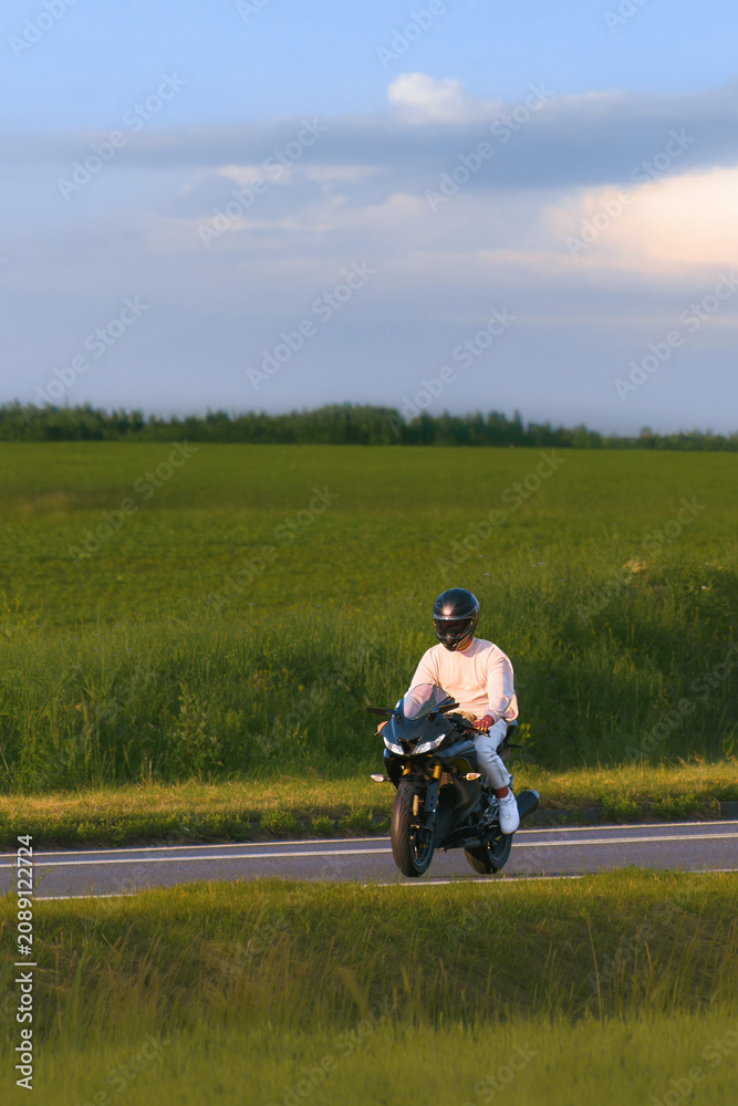 Obraz premium Freedom and independence on empty highway