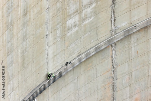 Foto Workers engage in the meticulous controlled emptying of the Vidraru dam, showcas