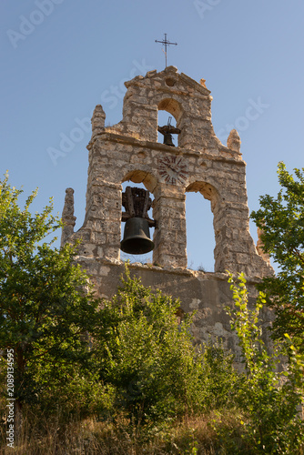 Campanario de la iglesia en ruinas de San Juan Bautista en Quintanilla del Monte en Juarros, Burgos. Tomada en Burgos en julio de 2026.