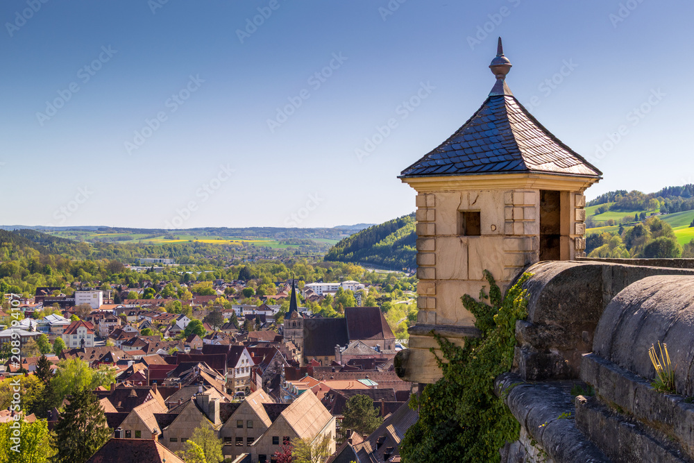 Obraz premium Panoramablick von der Festung Rosenberg – Historischer Wehrturm über den Dächern von Kronach mit weitem Landschaftshorizont