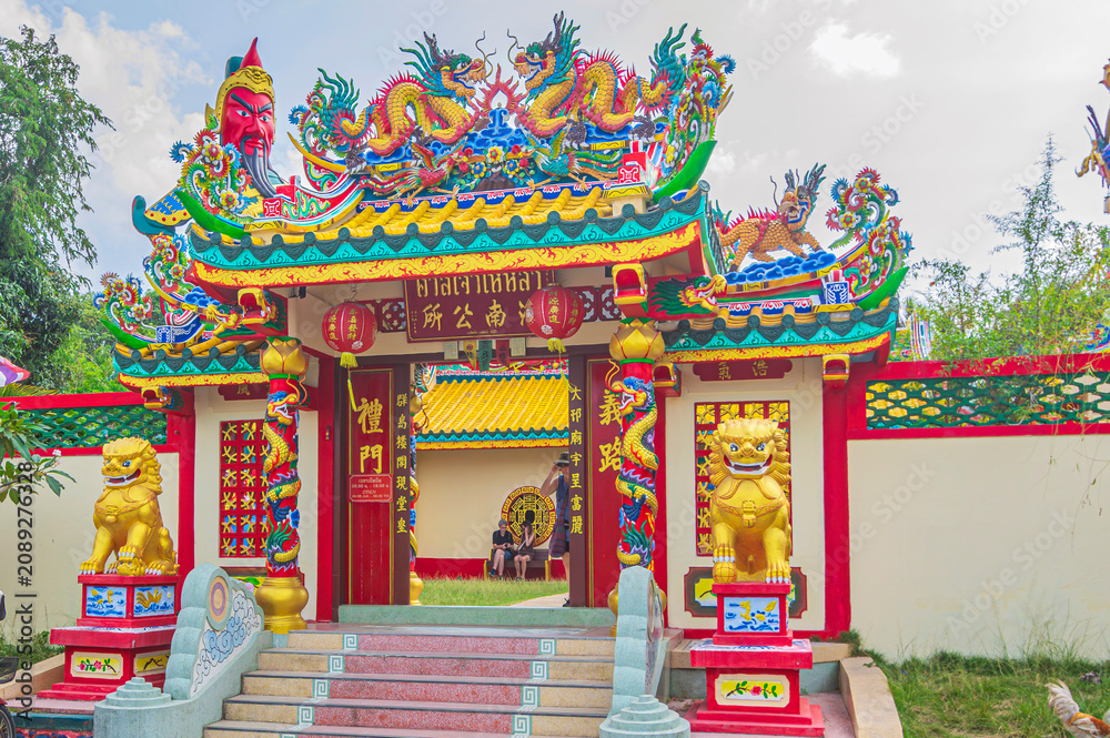 Fototapeta premium A traditional brightly coloured Chinese temple, located just off the main road in Nathon, Ko Samui, Thailand