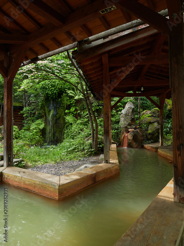 夏の観光名所平湯温泉街の足湯の風景