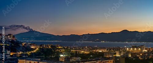 Splendida vista dell'Etna in eruzione vista dalla costa calabrese