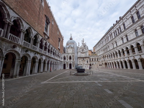 Foto Wide Angle Courtyard View of Doge's Palace in Venice