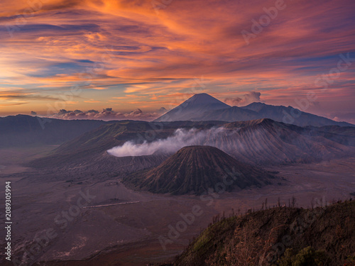 Quadro su tela Volcán Bromo y alrededores, en la parte oriental de la isla de Java, en Indonesi