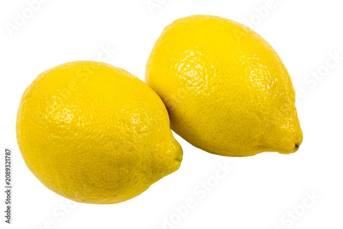 Deux citrons jaunes frais sur un fond blanc
