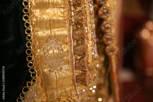 Ornements et motifs sur les vêtements arabes traditionnels.
