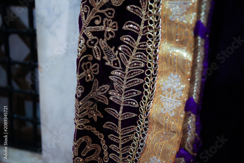 Ornements et motifs sur les vêtements arabes traditionnels.
