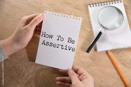 Fotografía How to be assertive text