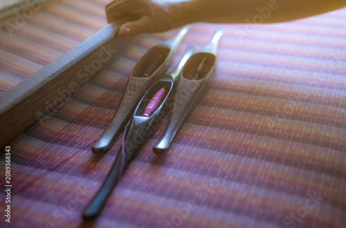 Fotografía Woman working on weaving machine for weave handmade fabric