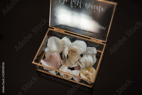 Принти на полотні Glass keepsake box filled with rose petals