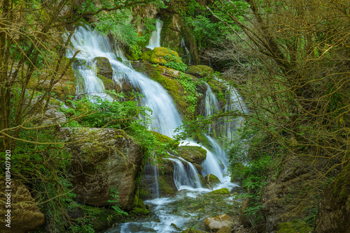 Konstfotografi Cascadas entre la vegetación en el nacimiento del río Llobregat, Les Fonts del L