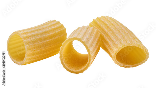 Foto Isolated three uncooked rigatoni pasta tubes showcasing ribbed texture and golde