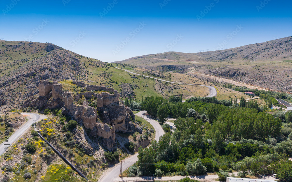Obraz premium Aerial View of Hurman Castle in Daglica Afsin Kahramanmaras Turkey on Rocky Hill with Historic Ruins