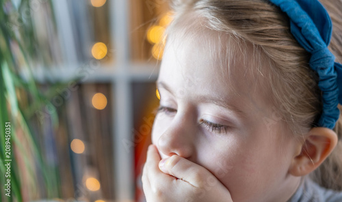 Konstfotografi child covering mouth, nausea, expressing fear speaking, shyness, social anxiety,