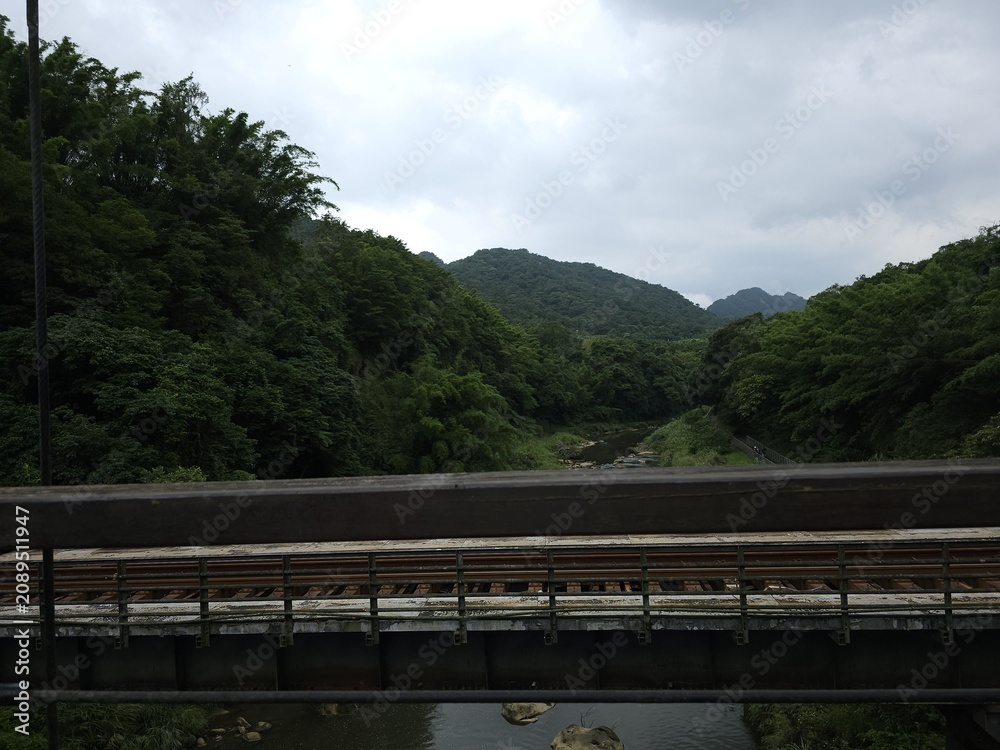 Fototapeta premium Green Mountain Landscape Under Overcast Sky in Taiwan