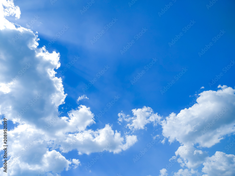 Obraz premium Beautiful clear blue sky with scattered soft white cumulus clouds. Ideal as an aesthetic background for graphic design, web headers, or nature-themed projects with space for custom text