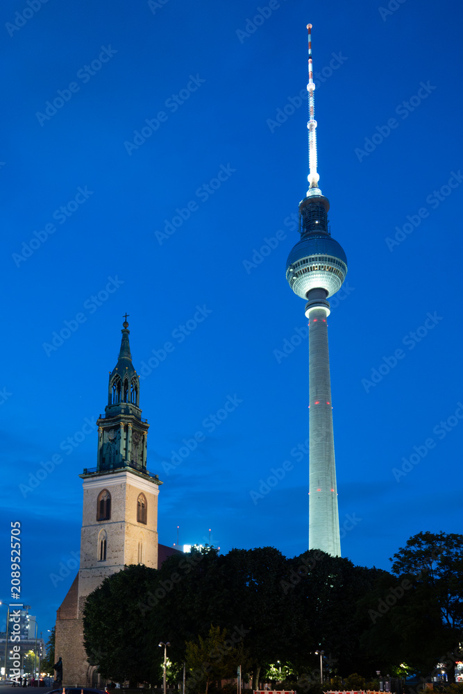 Obraz premium Berliner Fernsehturm and Marienkirche illuminated at dusk