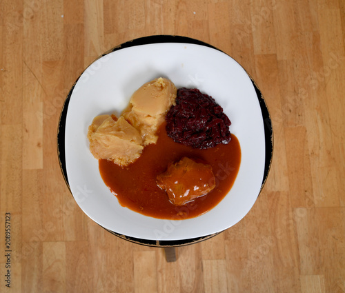 Rinderroulade mit Kartoffelpüree und Rotkohl als Mikrowellen-Fertiggericht auf einem Teller. Klassisches deutsches Convenience Food für Ernährung, Gastronomie und Lebensmittelhandel.