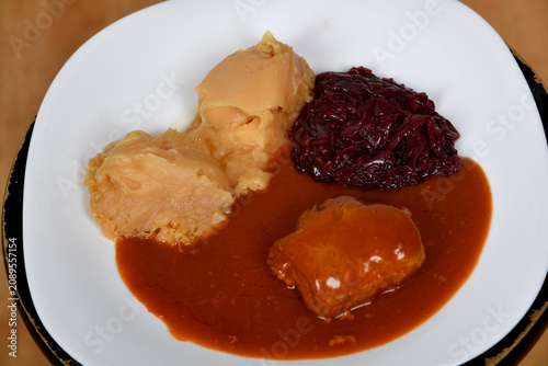 Rinderroulade mit Kartoffelpüree und Rotkohl als Mikrowellen-Fertiggericht auf einem Teller. Klassisches deutsches Convenience Food für Ernährung, Gastronomie und Lebensmittelhandel.