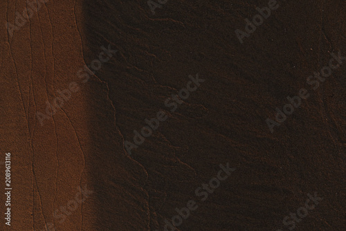 Foto Dark brown wood grain texture with subtle lighting, closeup surface pattern for