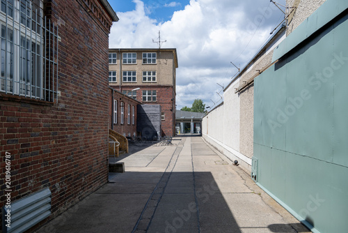Fotografía Passage between prison walls at Berlin Hohenschonhausen Memorial