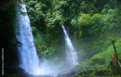 Billede på lærred this image features the Kali Waterfall, also known as Tapahan Telu Waterfall, a twin-cascade natural landmark located in Tomohon City, North Sulawesi