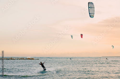 Konstfotografi kite surfing on the sea
