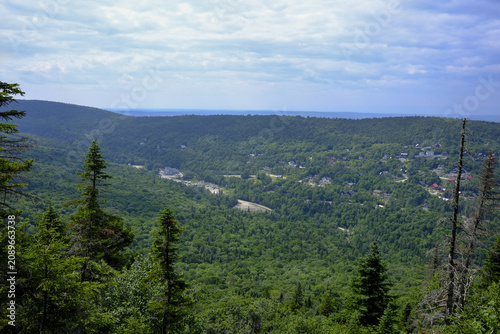 Vue sur la vallée et la forêt depuis le sommet de la montagne. Massif du Sud dans Bellechasse, Chaudière-Appalaches. Vacances au Québec, Canada. Randonnée et point de vue au sommet.