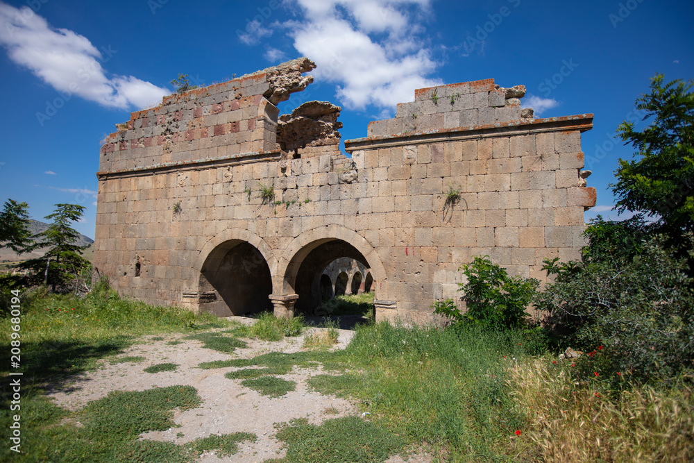 Obraz premium Basilica Ruins in Binbir Kilise Madenşehir Karaman Turkey with Early Christian Byzantine Stone Architecture