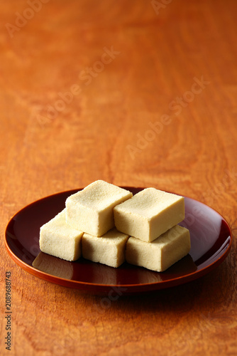漆器に盛った高野豆腐　木目バック