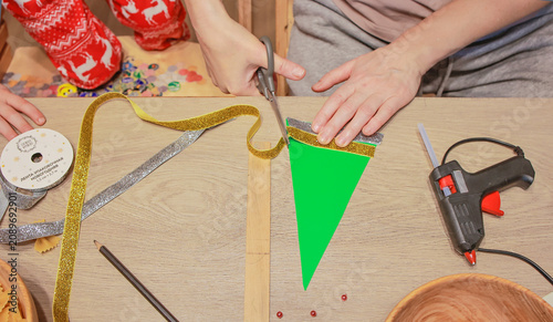 Foto Hands attaching decorative ribbon to finished Christmas tree ornament