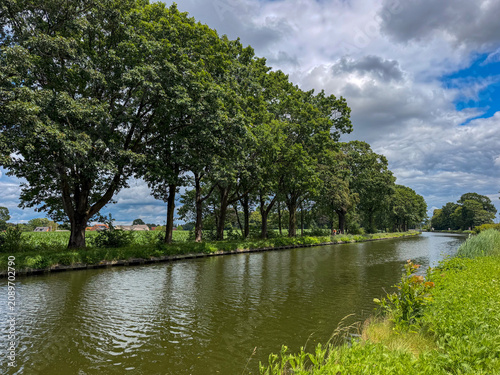 Fotografía Tree-Lined Canal in Summer, Rijkevorsel, België — Tranquil Rural Waterway with G