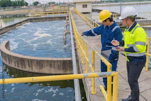 Obraz na plátně Environmental engineers work at wastewater treatment plants,Water supply engineering working at Water recycling plant for reuse,Technicians and engineers discuss work together