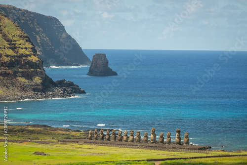 Canvastavla Ahu Tongariki Moai on Rapa Nui island set against blue sea