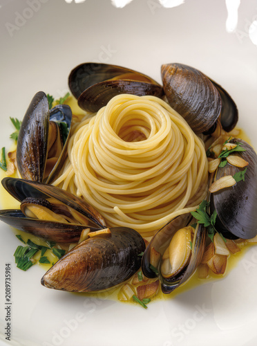 Fotografija Isolated delectable spaghetti with fresh mussels, garlic, and parsley in a savor
