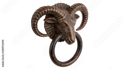 Foto Vintage metallic bronze ornate ram head doorknocker handle isolated on a transpa