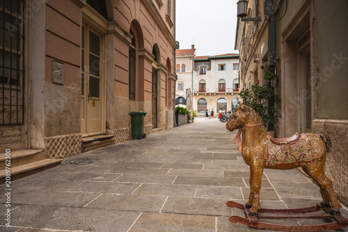 Foto toy horse in the street of pula croatia