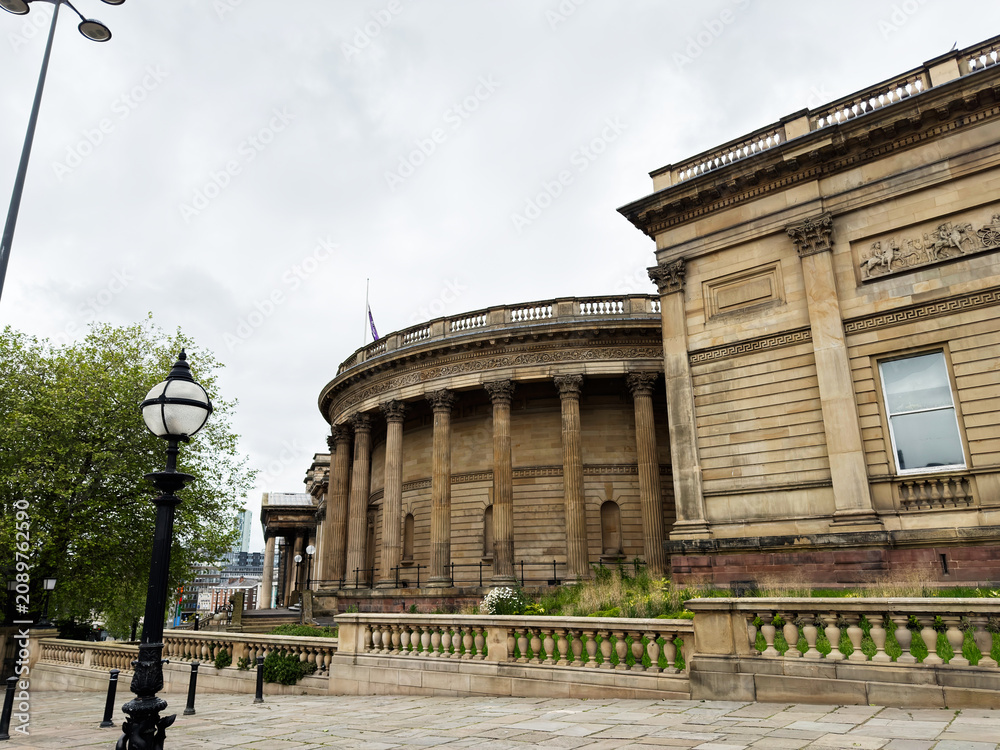 Obraz premium Historic neoclassical museum facade with grand columns and stone balustrade in Liverpool, UK on a cloudy day