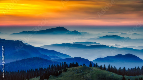 Schilderij op canvas Velika Planina plateau in Slovenia at sunset with fog