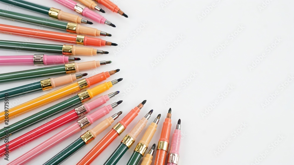 Fototapeta premium Assorted colorful felt tip pens arranged diagonally isolated on a transparent background