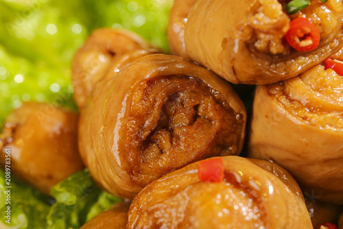 Foto Classic Chinese braised pork intestine rolls with chili peppers and herbs close-