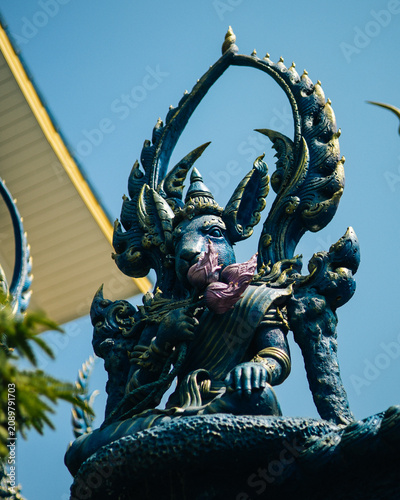 Fotografie Thai Buddhist Temple Statue with Intricate Headpiece