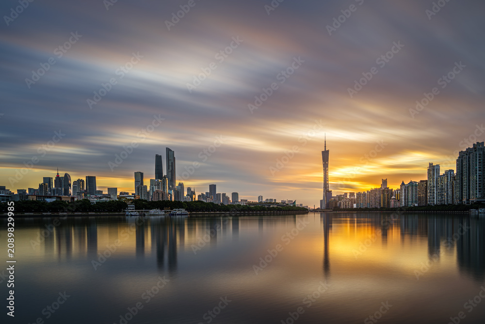 Fototapeta premium Guangzhou Skyline at Sunset with River Reflections