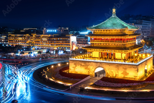 Fotografía Xi'an Bell Tower at Night, Shaanxi China - Ancient Historical Landmark