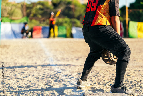 Foto Young baseball player standing on the field, wearing jersey and mitt, ready for