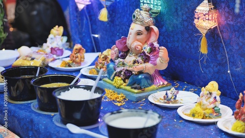 Foto Ganesha idol receiving offerings during Ganesh Chaturthi festival in India