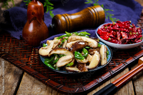 Foto Stir Fried Shiitake Mushrooms with Green Peppers and Dried Chili