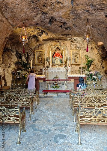 Interior de la Ermita de la virgen de la Peña en Mijas, España