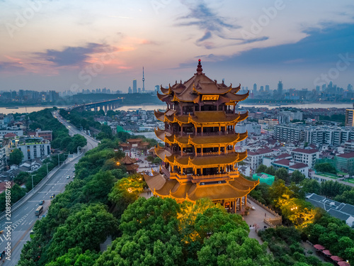 Foto Ancient Yellow Pagoda and Modern Wuhan Skyline at Sunset, Aerial View